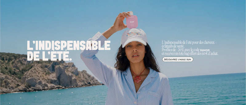 L'Huile solaire SUN de Myriam·K Paris au bord de la mer — l'indispensable de l'été pour protéger les cheveux du soleil, du sel et du chlore.