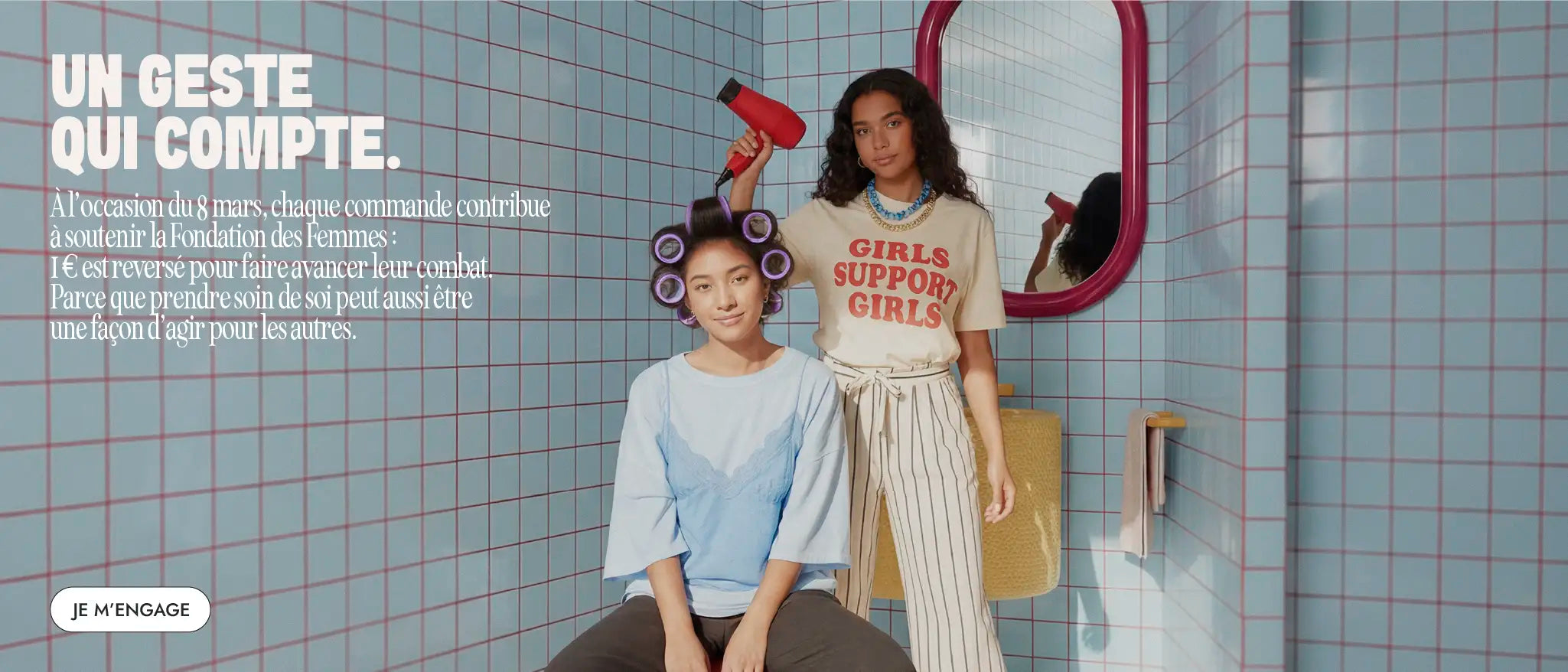 Deux femmes dans un salon de coiffure avec bigoudis et sèche-cheveux illustrant la campagne Myriam K Paris pour la Journée internationale des droits des femmes.