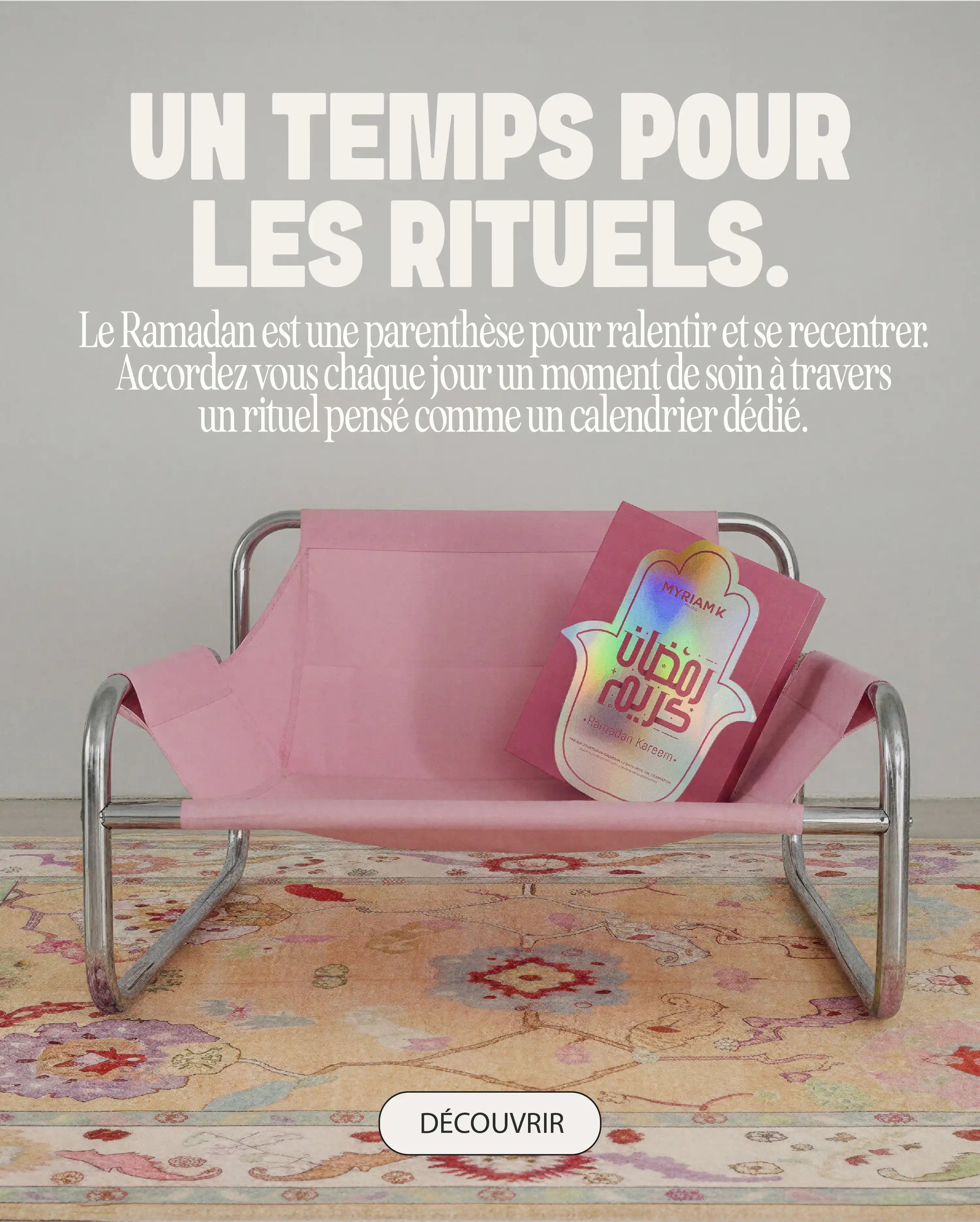 Calendrier de rituels Ramadan Myriam•K Paris sur un banc rose, ambiance douce et apaisante dédiée au bien-être pendant le Ramadan.