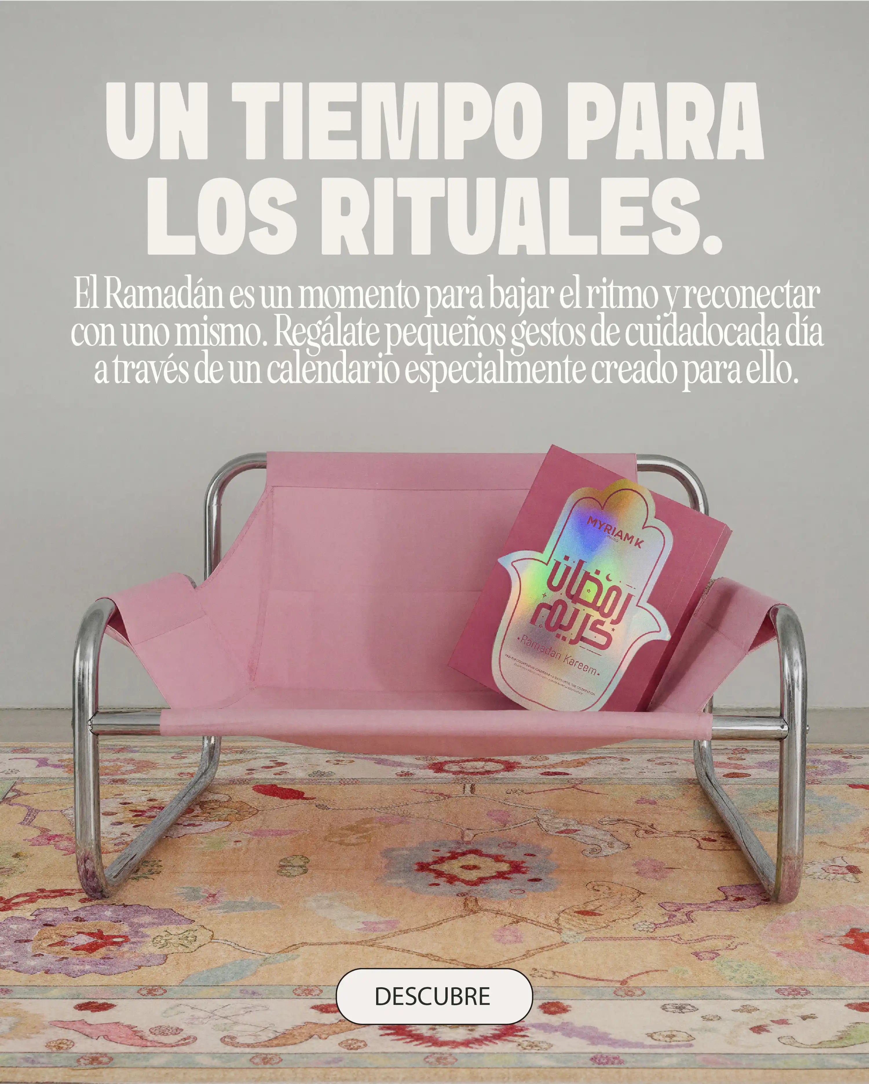 Calendario de rituales de Ramadán Myriam•K Paris sobre un banco rosa, atmósfera tranquila y cuidada enfocada en el bienestar diario.