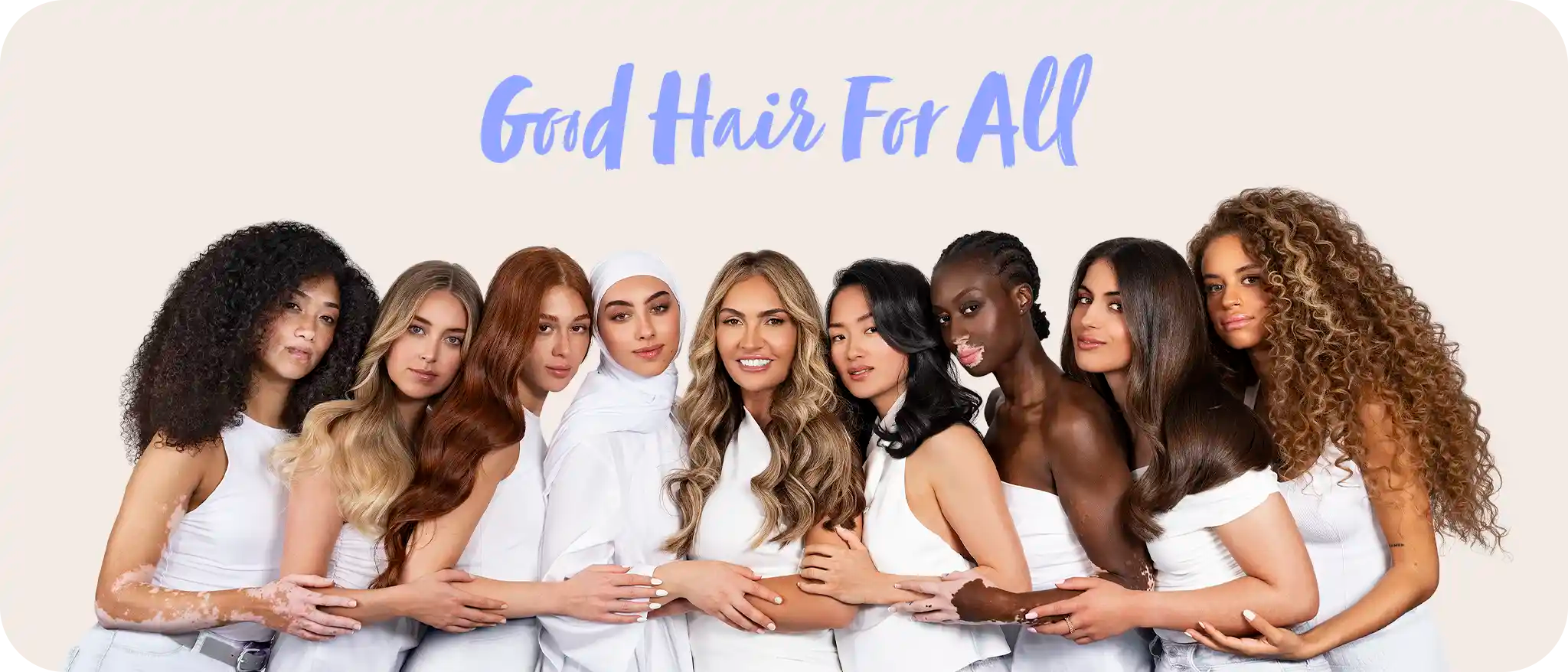 Myriam entourée de femmes de différentes origines ethniques, symbolisant la beauté inclusive et la diversité.