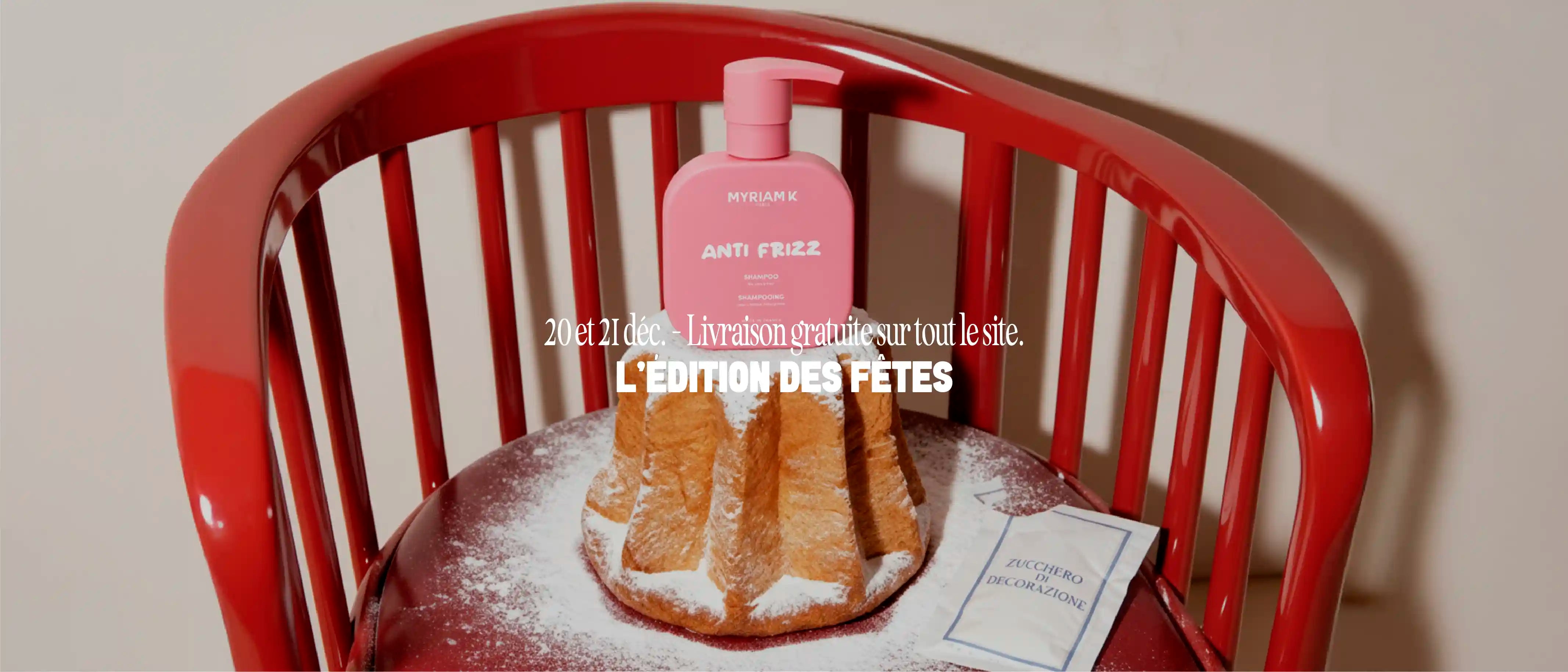 Bannière Myriam K Paris – Masque Anti Frizz présenté sur une chaise rouge avec pandoro saupoudré de sucre, Edition des Fêtes avec livraison gratuite limitée sur tout le site.