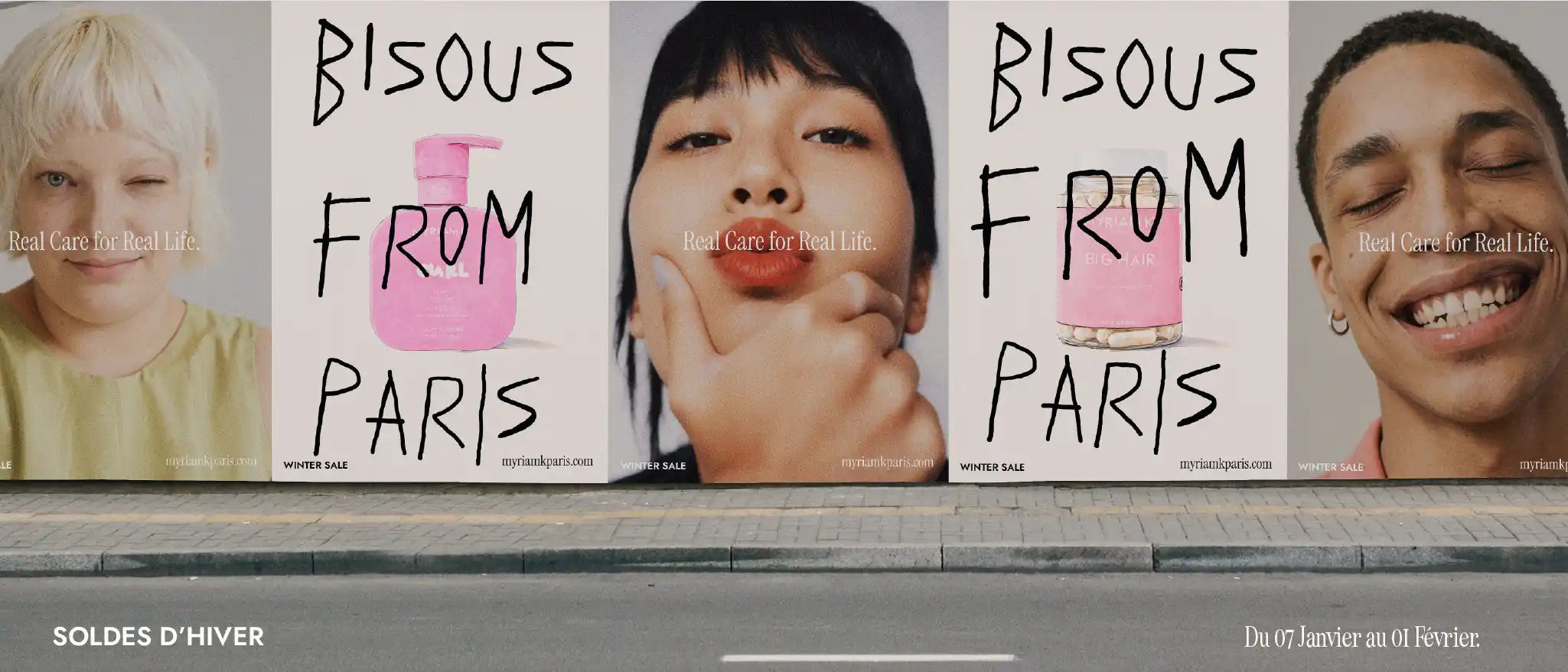 Bannière Soldes d’Hiver Myriam K Paris avec modèles souriants et produits capillaires roses, campagne beauté cheveux professionnelle, du 7 janvier au 1er février.