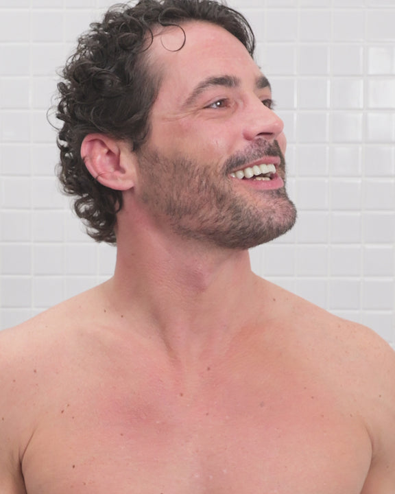 Vidéo montrant l’utilisation du shampoing Hydrate Myriam•K Paris® pour hydrater et revitaliser les cheveux secs