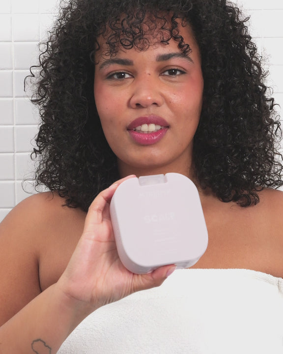 Application du shampooing Scalp MyriamK sur cheveux mouillés, avec massage du cuir chevelu pour un nettoyage en profondeur