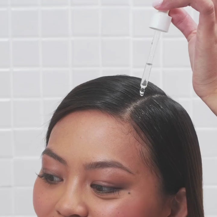 Vidéo montrant l'application du Sérum de Pousse MyriamK sur le cuir chevelu pour stimuler la pousse des cheveux